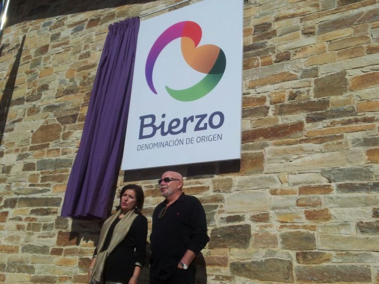 La presidenta de la DO, Misericordia Bello, junto al director de la empresa diseñadora, Jorge Morgan.