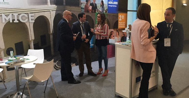 El diputado de Promoción y Turismo, Manuel Fernández (al fondo a la izquierda), charla con varios responsables turísticos.