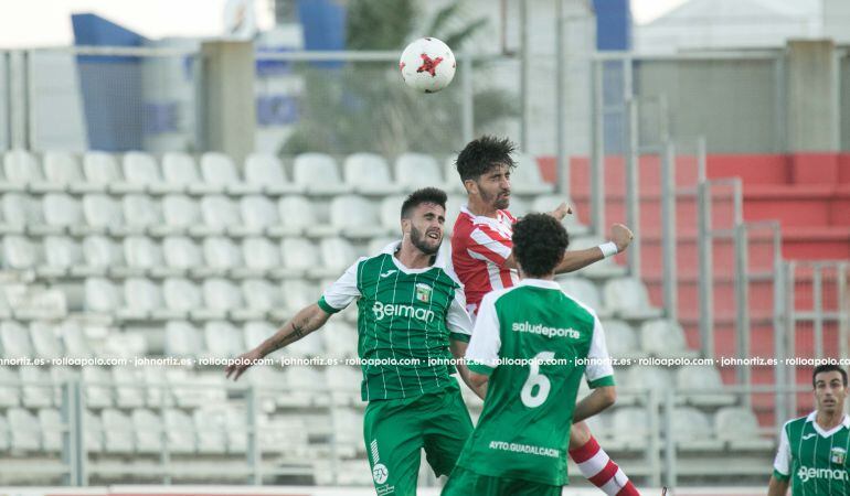 Alberto Gázquez pugna en un salto.