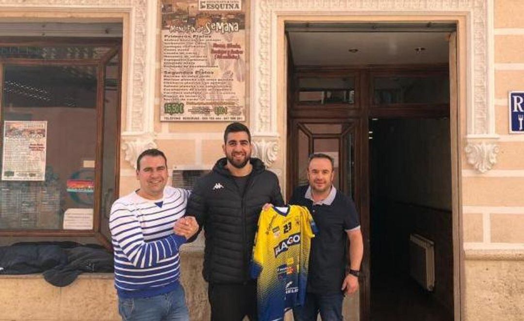 Miguel Llorens celebra su renovación