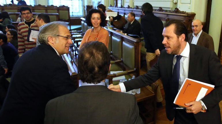 El presidente del PP municipal, José Antonio Martínez Bermejo (i) y el alcalde de Valladolid, Óscar Puente (d)