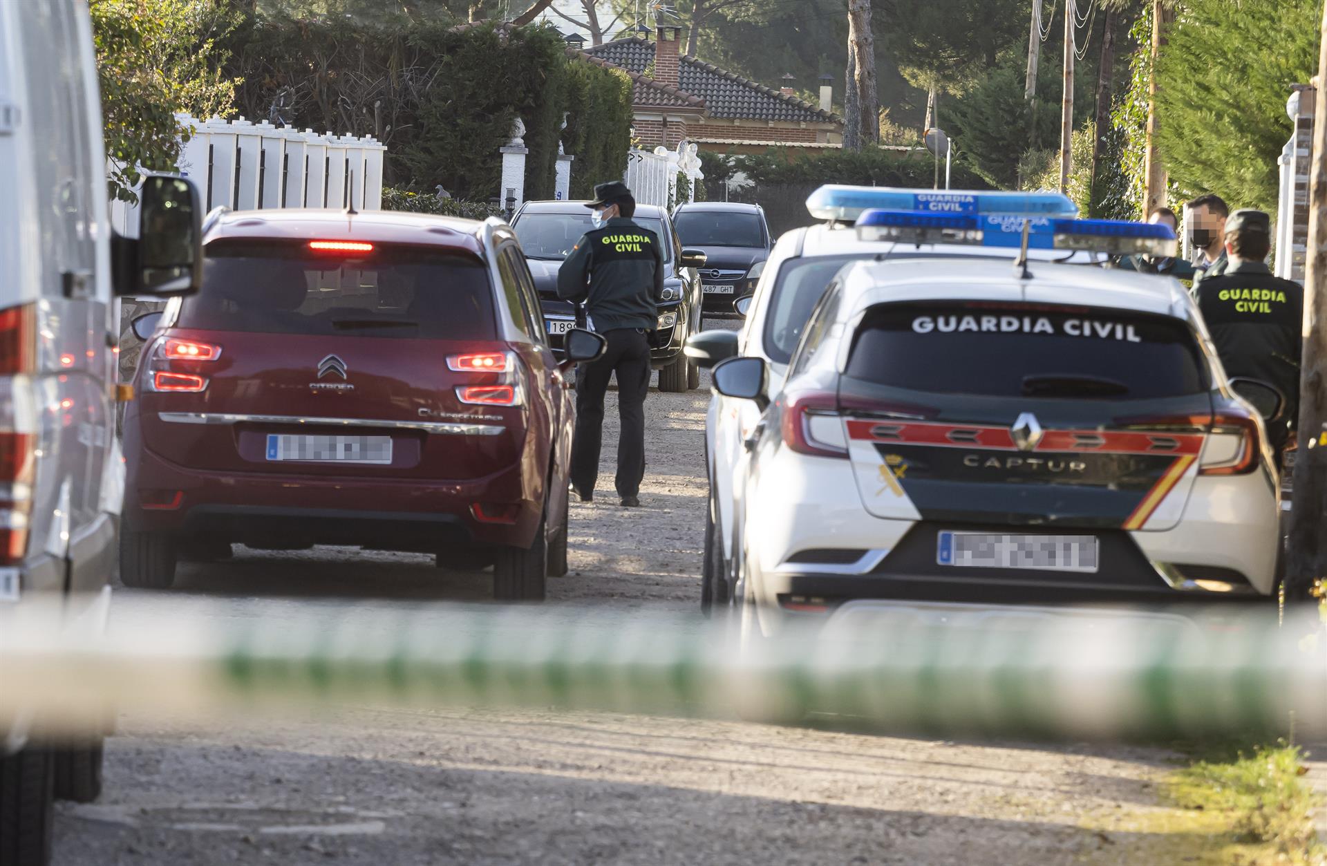 Varios agentes de la Guardia Civil y de Criminalística, en las inmediaciones del chalé de Óscar S., último amigo que vio con vida a Esther López. Imagen de archivo