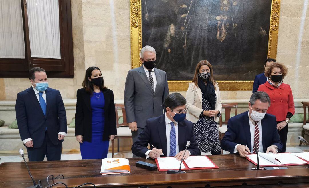 Firma de acuerdo de Presupuestos municipales 2021 entre Juan Espadas (Psoe) y Álvaro Pimentel (Ciudadanos)