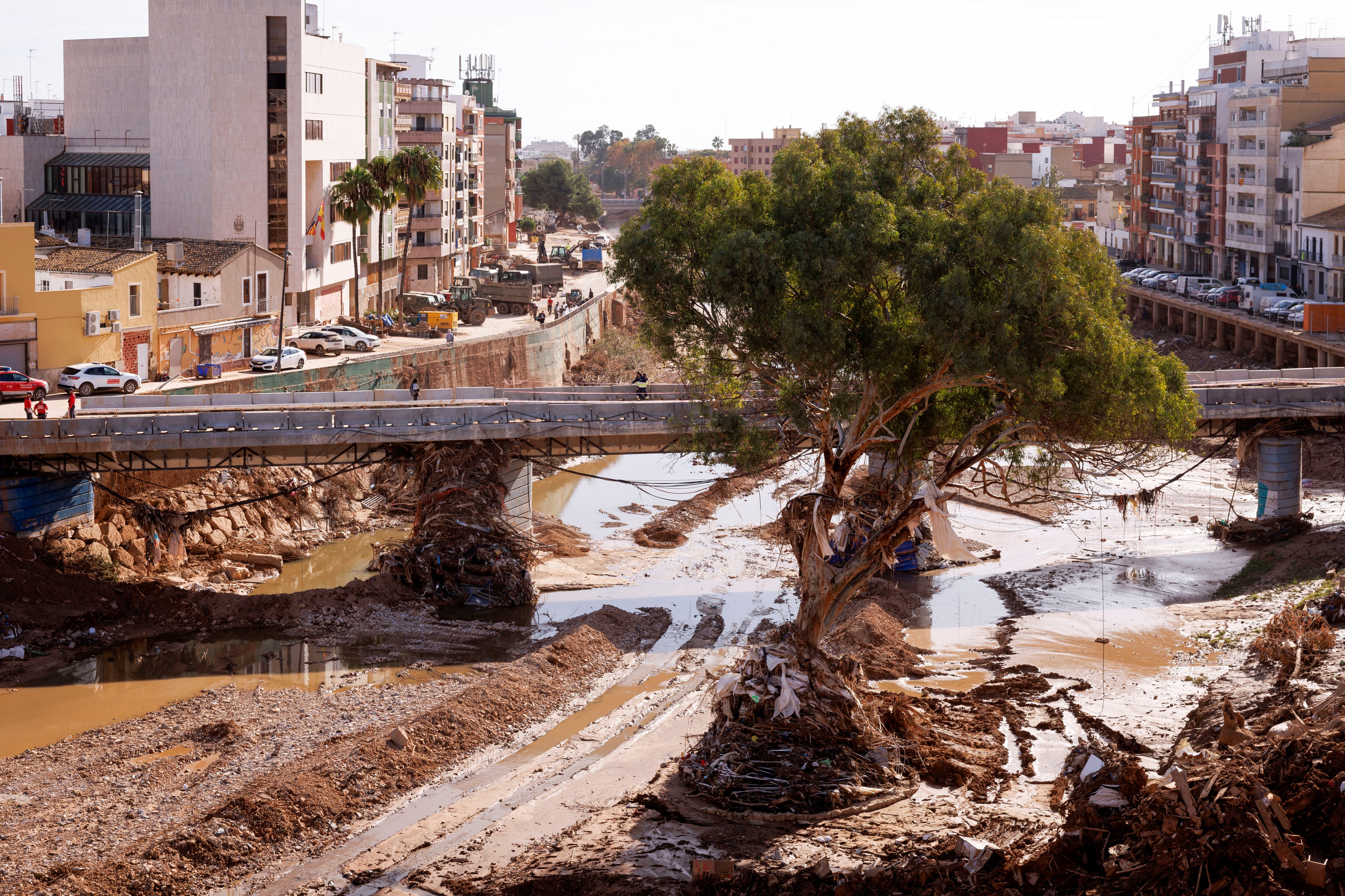 -FOTODELDÍA- PAIPORTA (VALENCIA), 20/11/2024.- Imagen de uno de los puentes que cruza el Barranco del Poyo de la localidad valenciana de Paiporta que este miércoles continúa siendo, tres semanas después de la dana, un trasiego de maquinaria pesada, militares y policías y voluntarios venidos de toda España. EFE/Villar López
