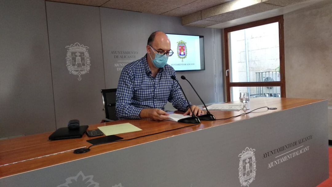 El portavoz adjunto municipal, Manuel Villar, informando de los acuerdos de la Junta de Gobierno Local