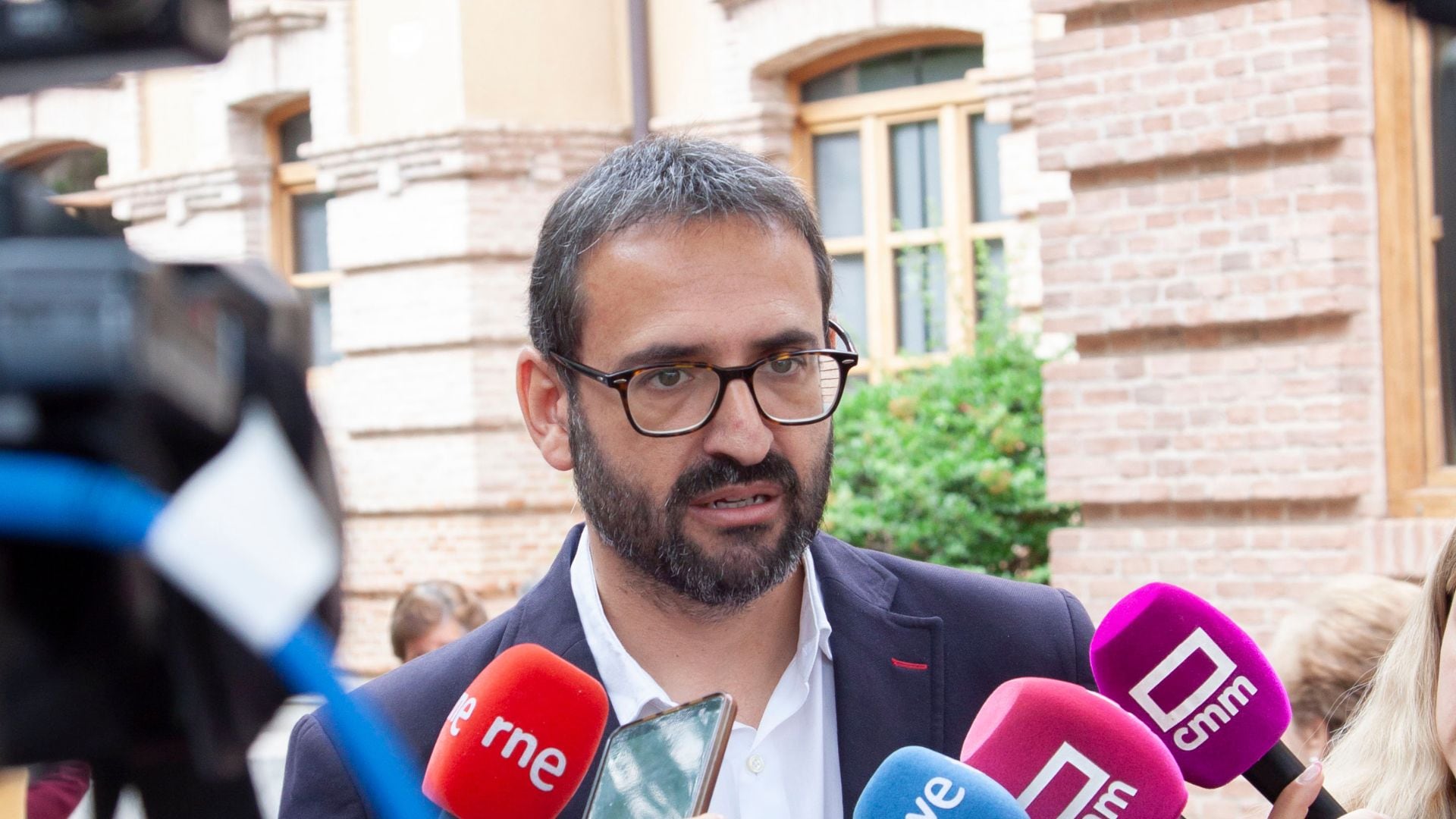 Sergio Gutiérrez, PSOE, atendiendo a los medios de comunicación