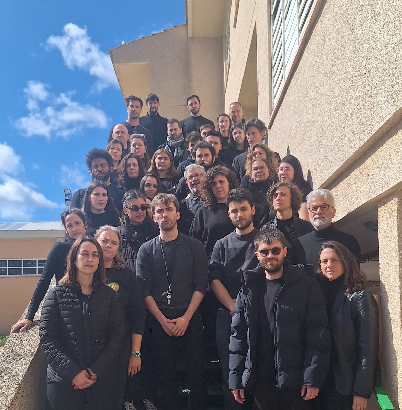Docentes del IES Baltasar Porcel vestidos de negro en rechazo de la agresión homófoba a uno de los profesores.