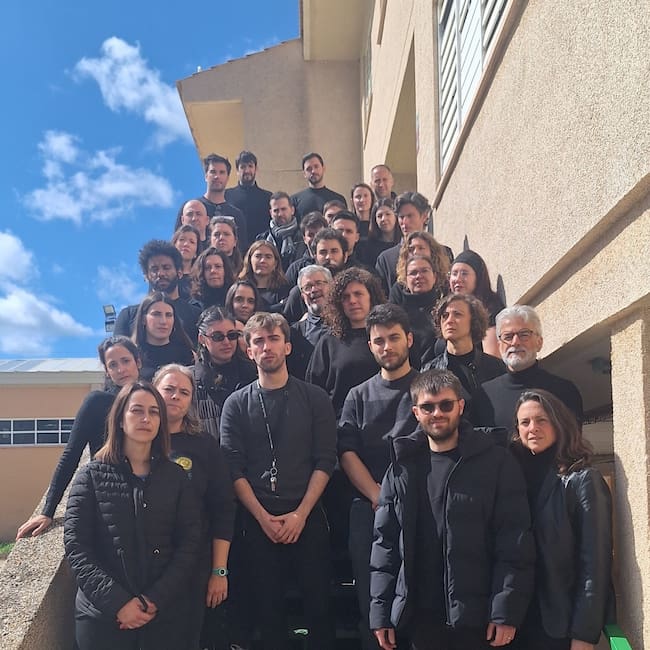 Docentes del IES Baltasar Porcel vestidos de negro en rechazo de la agresión homófoba a uno de los profesores.