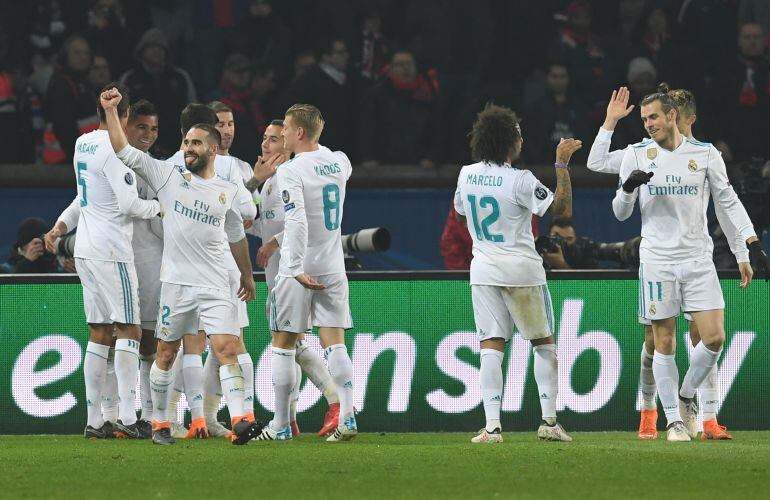 Los jugadores del Madrid celebran el gol de Casemiro en el Parque de los Príncipes