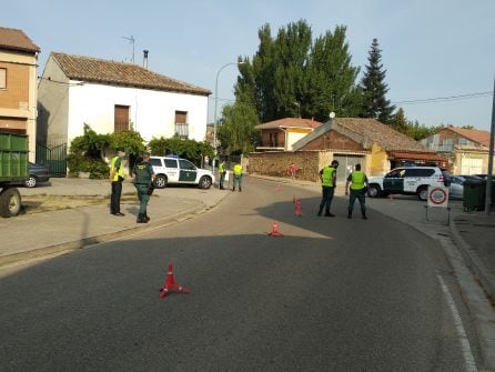 Operativo de la Guardia Cividl en una de las entradas de Sotillo de la Ribera en el primer día de confinamiento