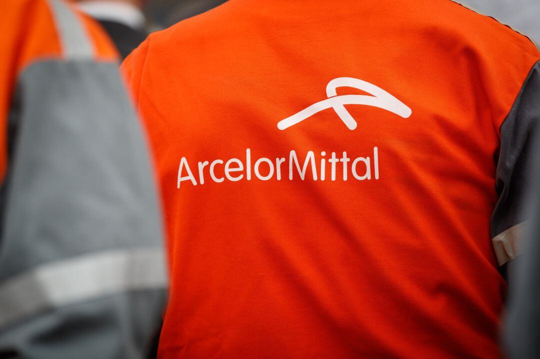 Un mono de trabajo de Arcelor Mittal