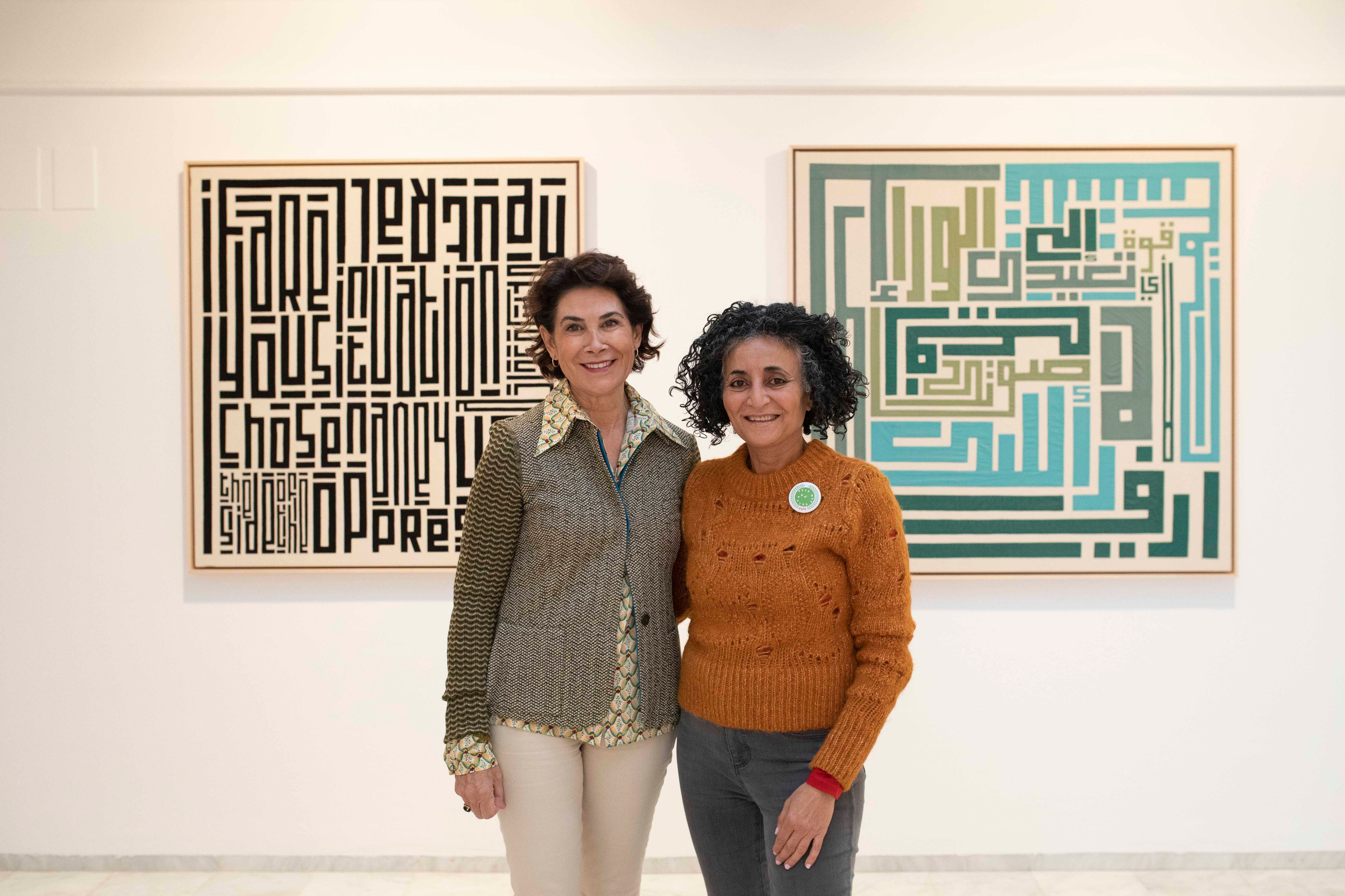 La artista Ghada Amer junto a la galerista Ana Serratosa en la Galería de Pascual y Genís
