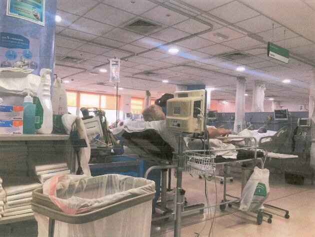 Enfermos en camillas esperando cama en el hospital Clínico de Málaga