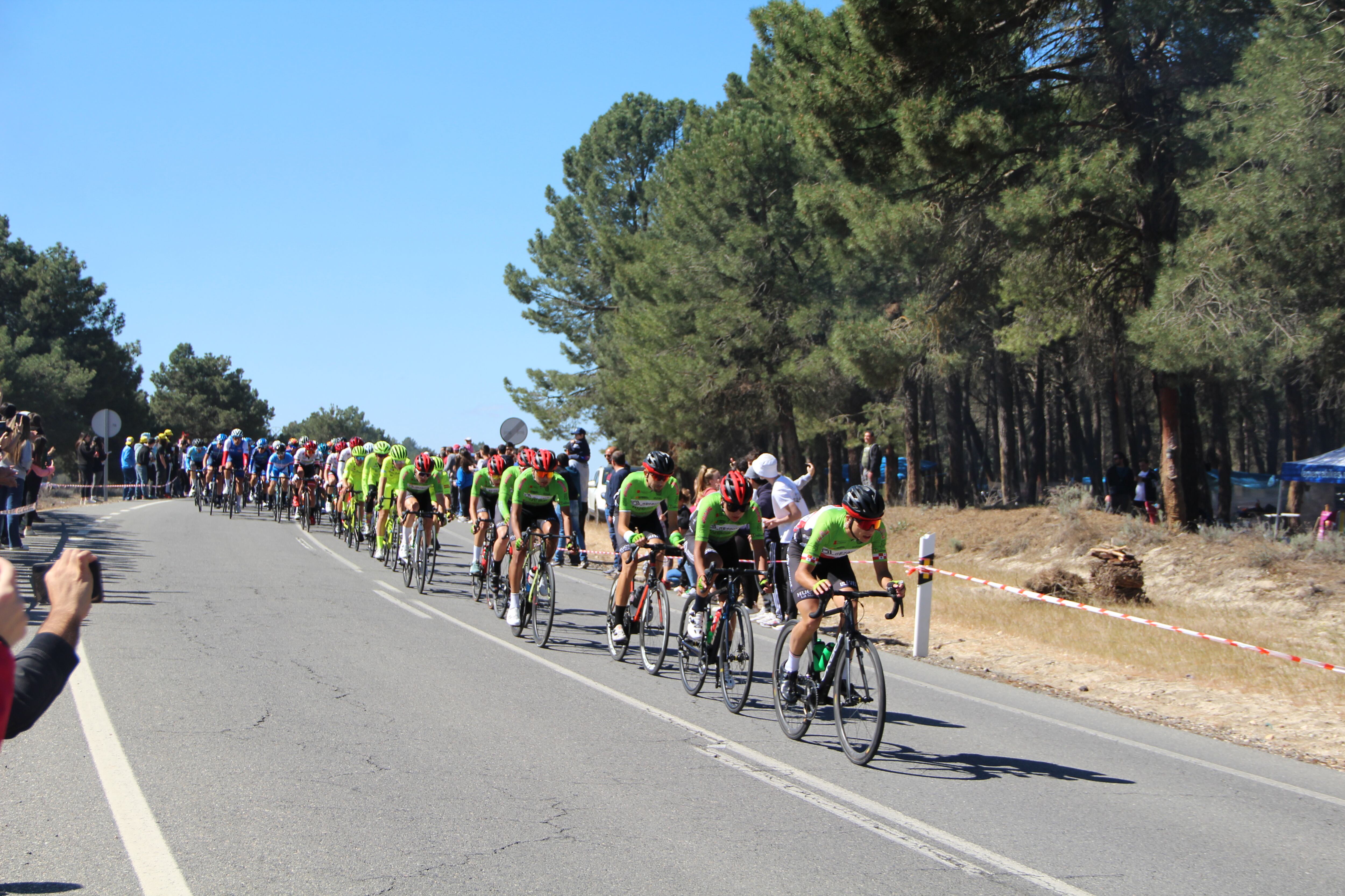 Carrera Ciclista de la Clásica de la Chuleta a su paso por los pinares de Cuéllar