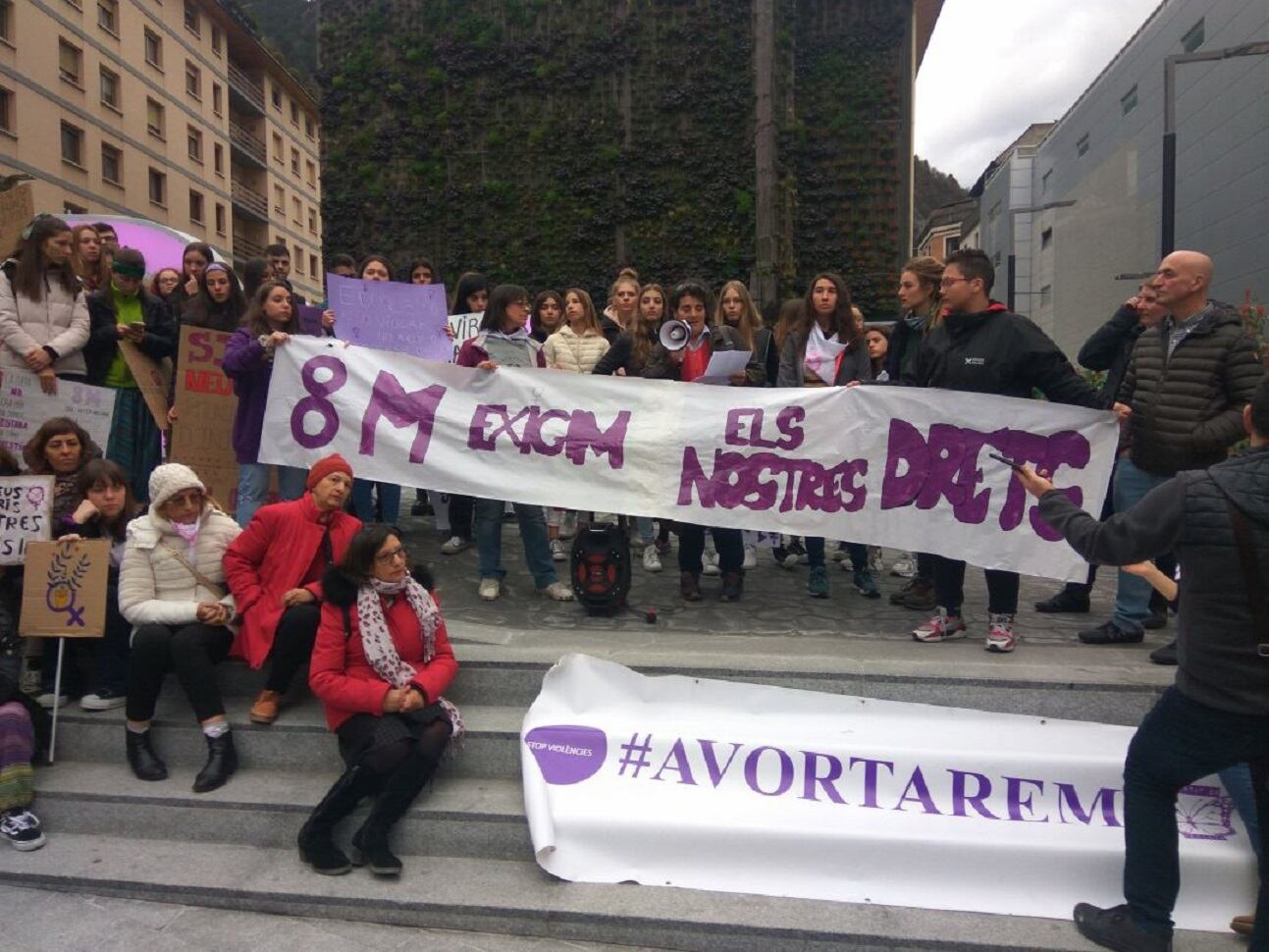 Manifestació unitària de les associacions feministes d&#039;Andorra pel 8M del 2020.