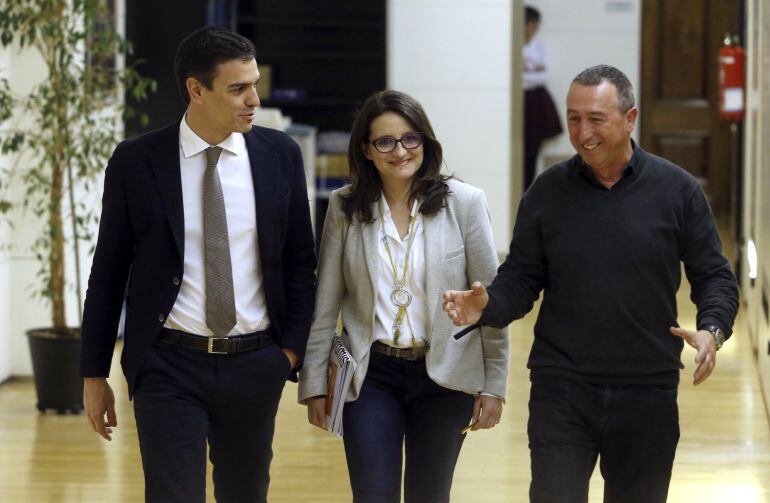 El líder del PSOE y candidato a la Presidencia del Gobierno, Pedro Sánchez (i), al inicio de la reunión con los representantes de Compromís