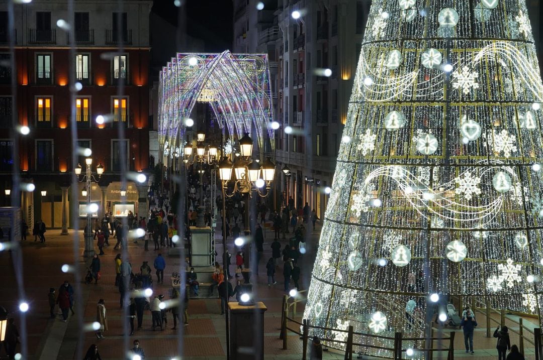 Plaza Mayor y calle Santiago, iluminadas en Navidad