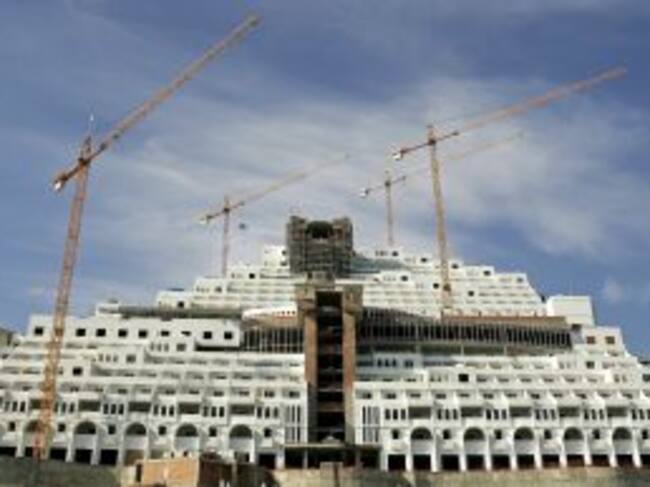 GRA243. ALMERÍA, 18/02/2016.- Fotografía de archivo (13/12/2005) del hotel Algarrobico, construido en el Cabo de Gata, en Carboneras (Almería), el cual, según una setencia del Tribunal Supremo divultada hoy, se edificó sobre terreno no urbanizable. La Sal