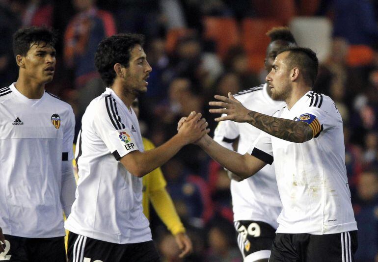 Alcácer celebra con Parejo el tanto del empate.