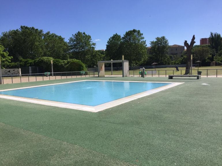 El intenso calor provoca mayor afluencia de bañistas a las piscinas municipales