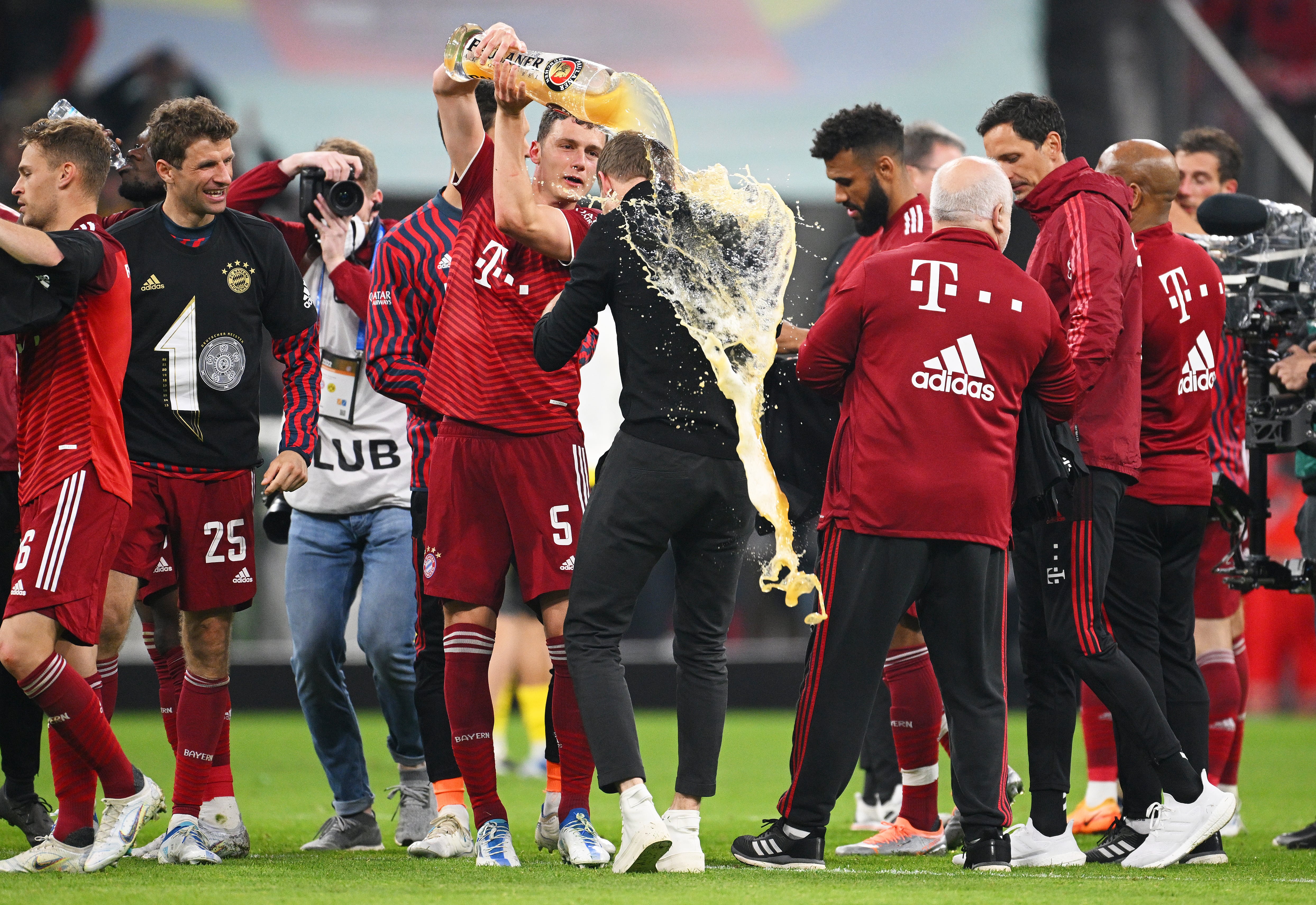 Sule tira una cerveza a su entrenador, en la celebración del título del Bayern.