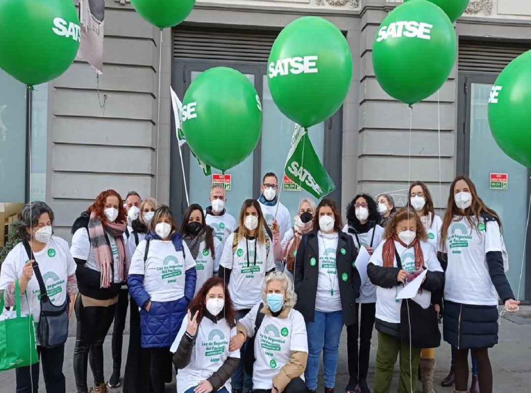 Delegadas de SATSE se manifiestan a las puertas del Congreso