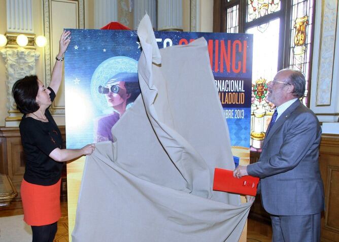 Javier León de la Riva y Mercedes Cantalapiedra descubren el cartel del próximo Festival de Teatro de Calle