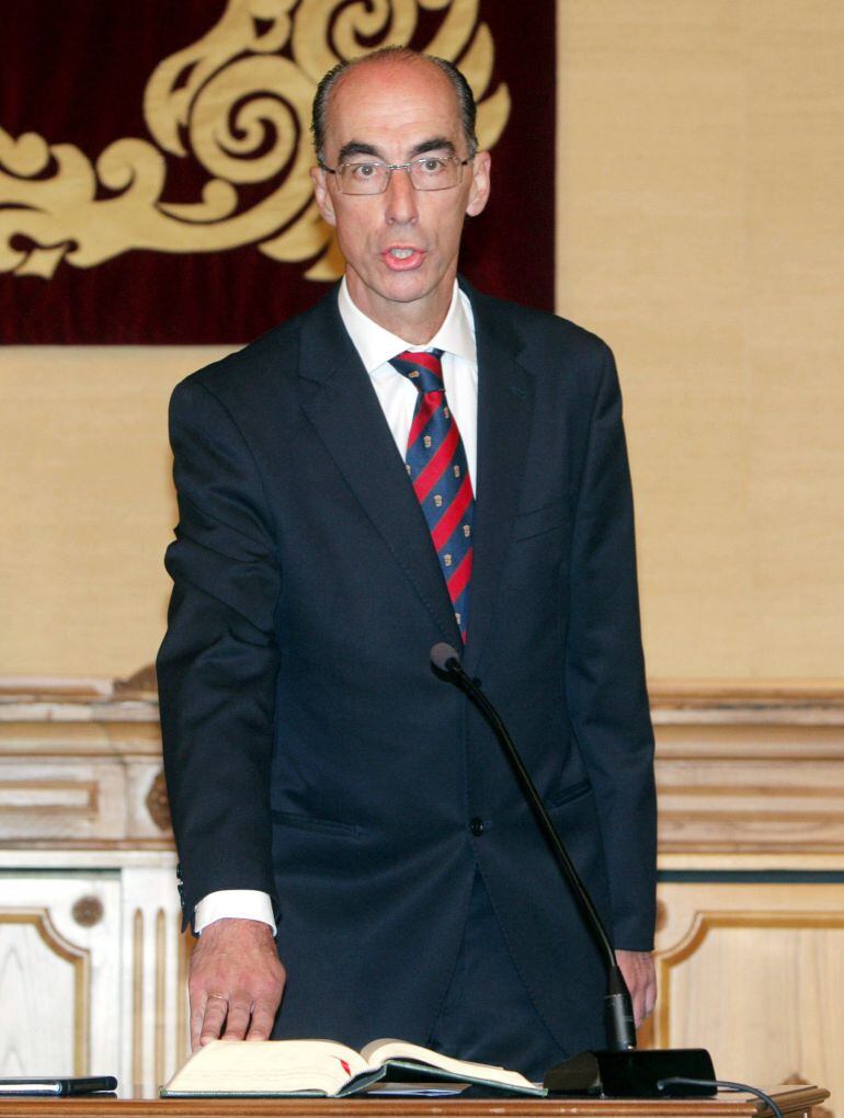Jesús Vázquez Almuíña, alcalde de Baiona (Pontevedra), jura el cargo durante su toma de posesión como nuevo conselleiro de Sanidade de la Xunta de Galicia.
