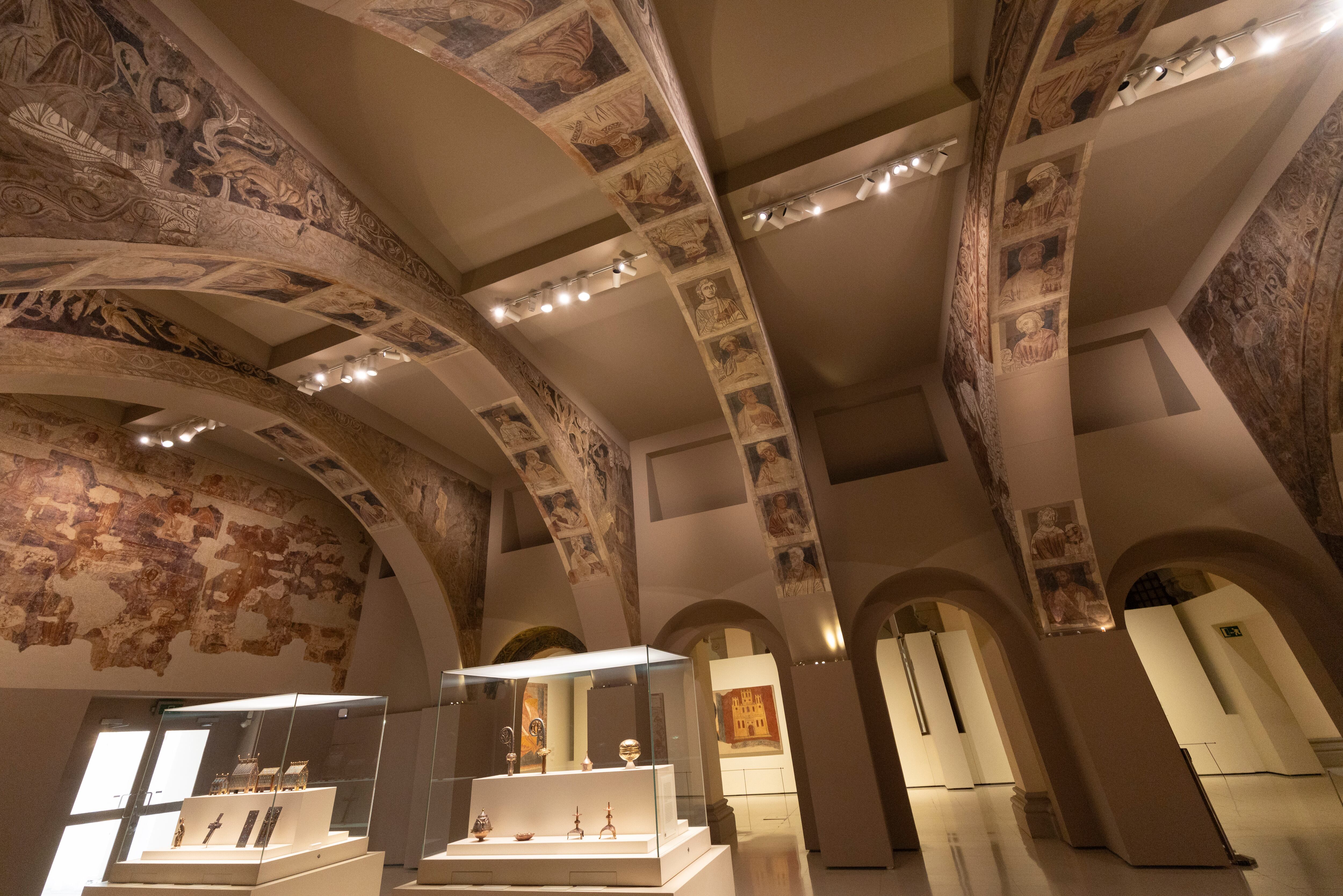 GRAFCAT9473. BARCELONA (ESPAÑA), 16/06/2025.-Aspecto de la sala donde el MNAC expone las pinturas murales de la sala capitular de Sijena, este lunes en que el Patronato del Museo Nacional de Arte de Cataluña, ha acordado pedir una "incidencia de ejecución" en sede judicial para informar de la "incapacidad técnica" del museo de llevar a cabo la operación de traslado de las pinturas de Sijena en el plazo establecido por la ley de enjuiciamiento civil ni tampoco técnicamente.EFE/ Marta Pérez