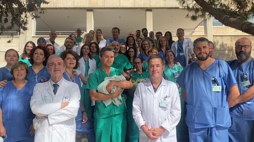 El equipo arropó al bebé el día de su alta hospitalaria