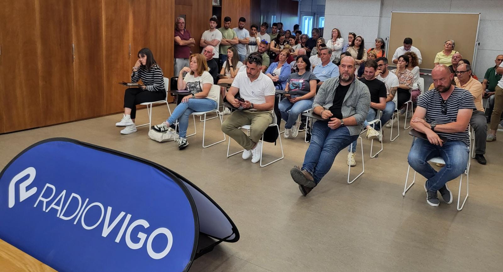 Público asistente al programa HOY POR HOY Baixo Miño en el Salón de Plenos del Concello de Tomiño. Foto: Salvador García
