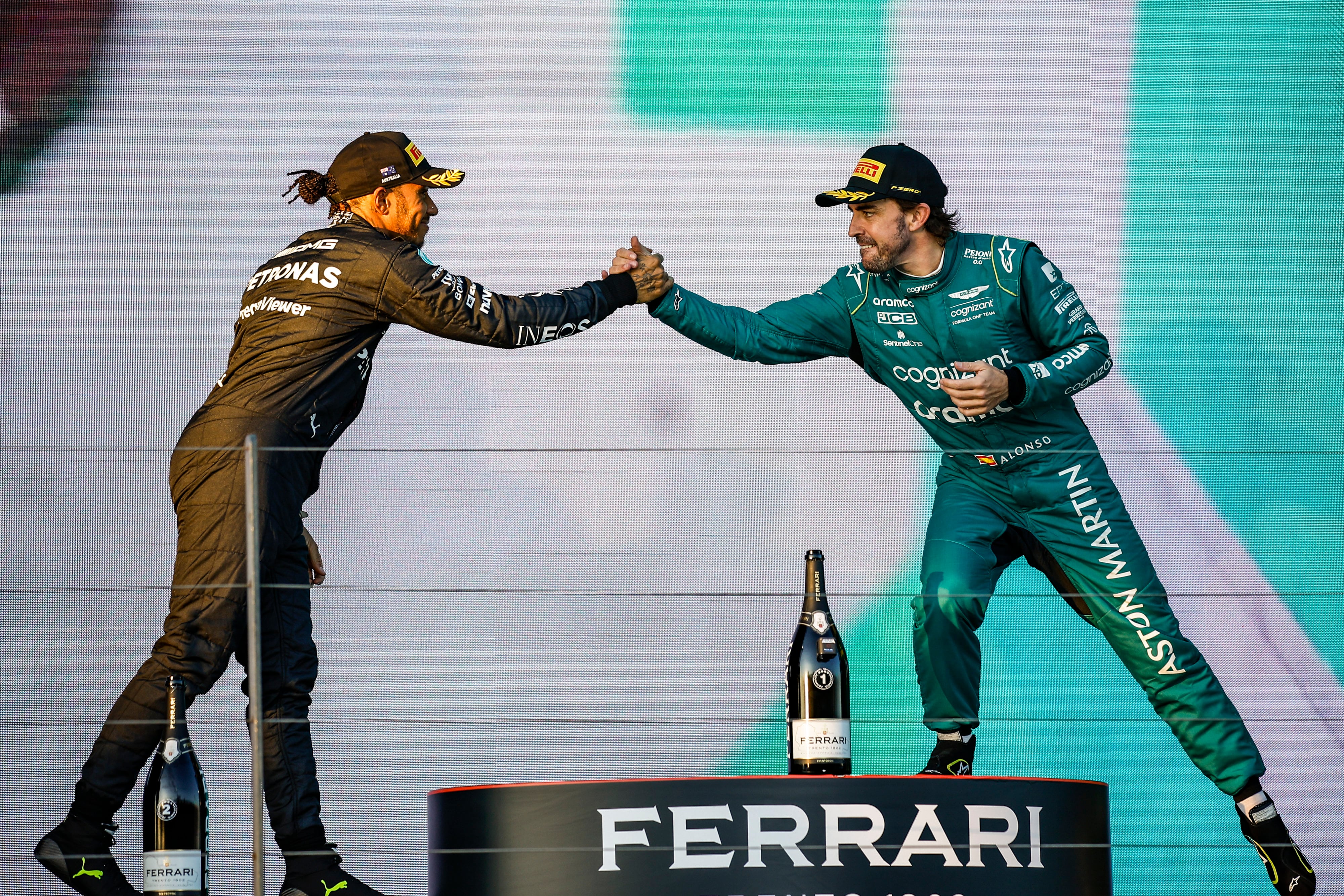 Fernando Alonso y Lewis Hamilton en el podio del Gran Premio de Australia.