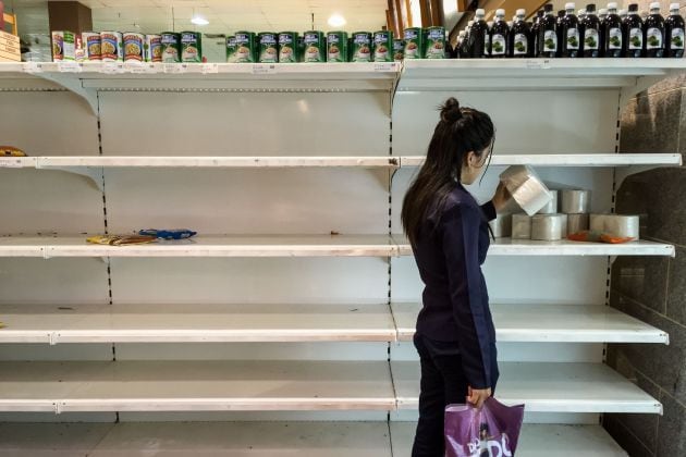 Cliente en un supermercado de Caracas (Venezuela).