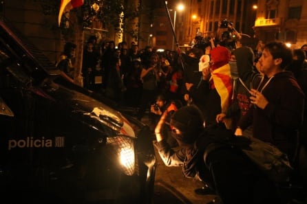 Manifestantes frente a un furgón policial en el centro de Barcelona durante las protestas del sábado