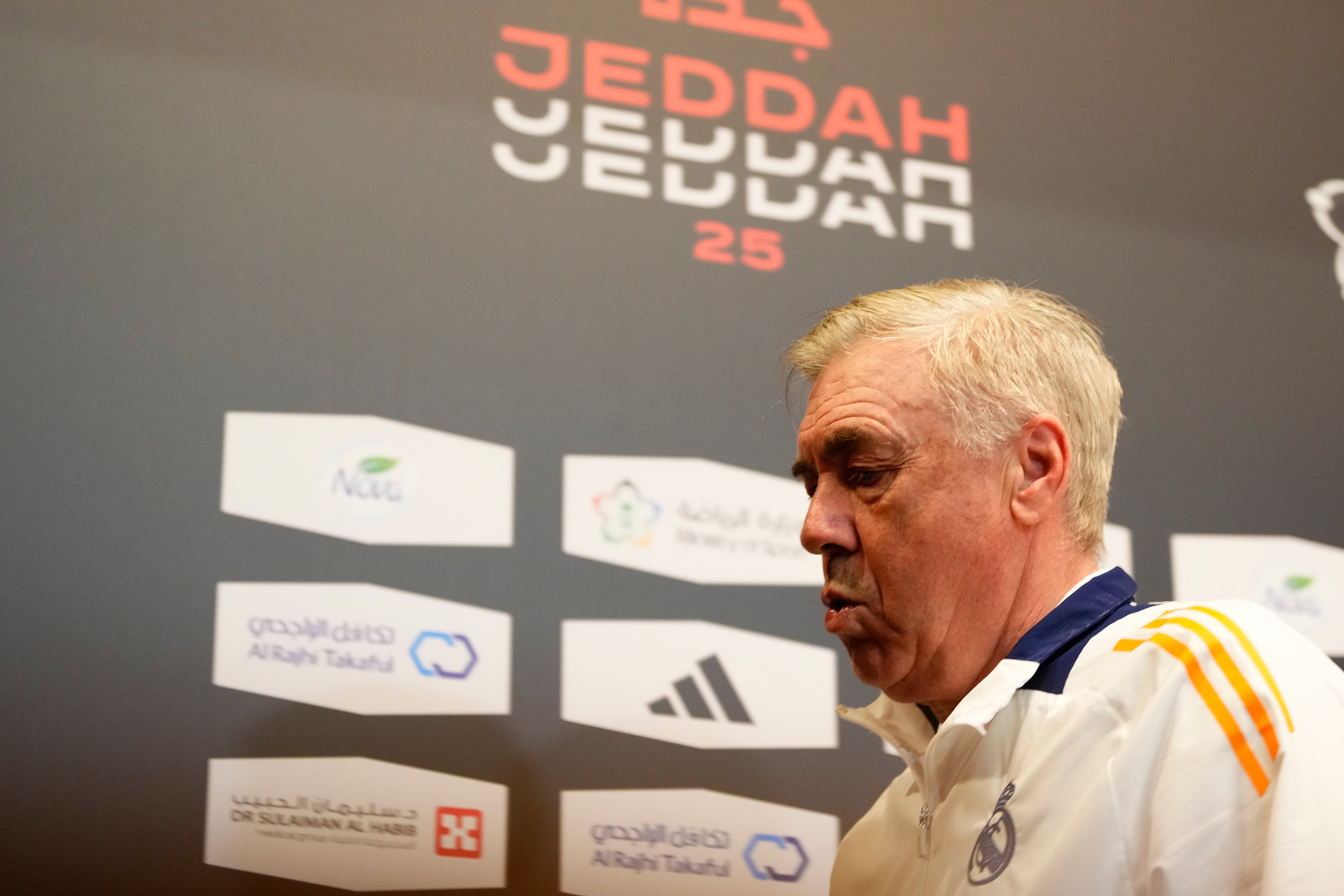 El técnico del Real Madrid, Carlo Ancelotti, en la previa del Real Madrid-FC Barcelona de la Supercopa. (Jose Breton/Pics Action/NurPhoto via Getty Images)