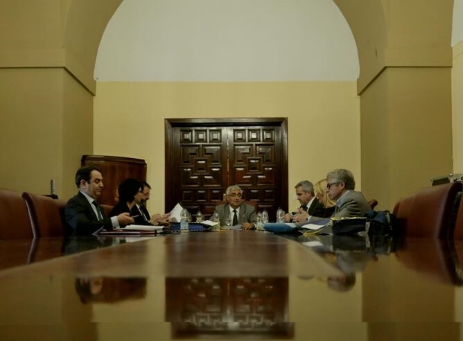 Presidido por el rector de la Hispalense, Antonio Ramírez de Arellano, el jurado en la reunión que ha mantenido este jueves.