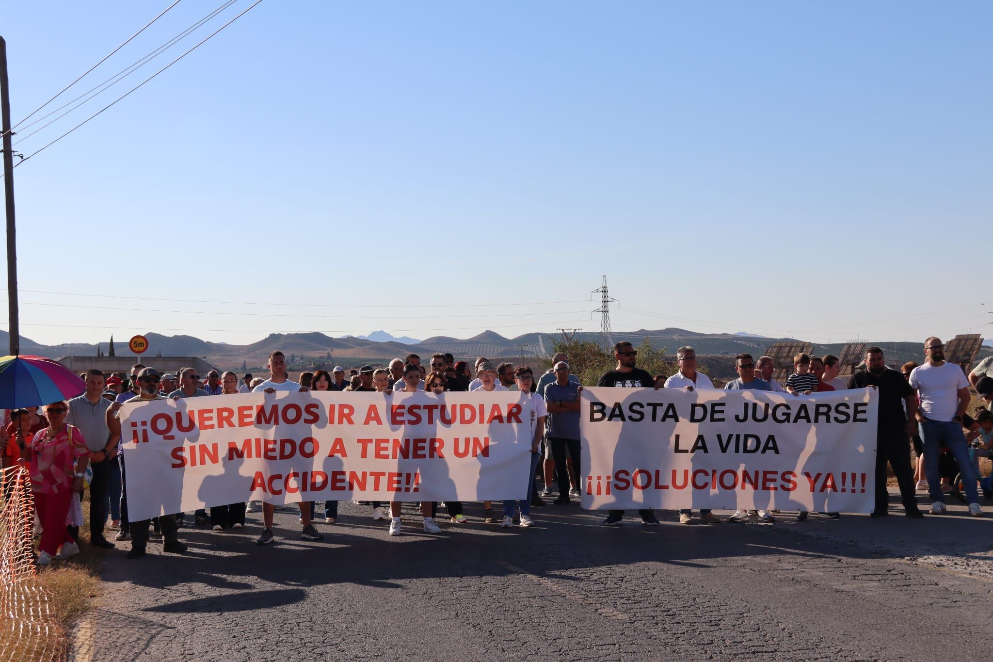 Vecinos de Almendricos se manifiestan por el mal estado de la RM-D17