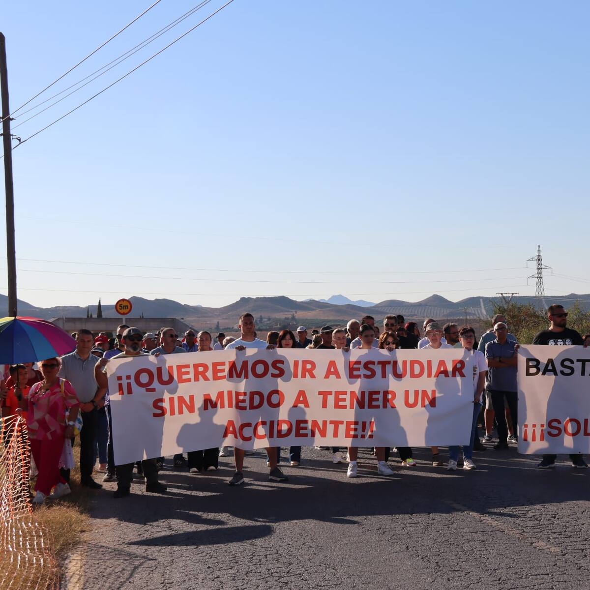 Vecinos de la pedanía lorquina de Almendricos han salido a la calle para exigir mejoras en la carretera RM-D17