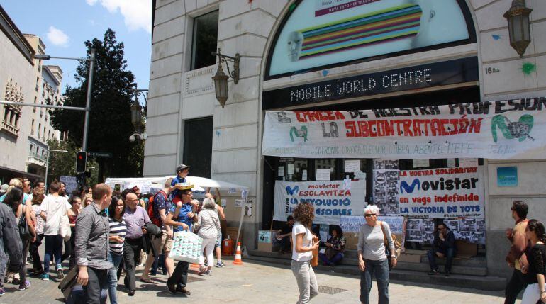 Trabajadores de Movistar han ocupado la tienda de la campañía en el centro de Barcelona como medida de protesta 