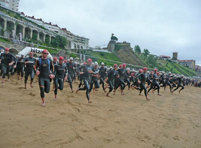 La playa de Getaria volvera a vestir de neoprenos y gorros en el comienzo del Zarauzko Tritaloia 2014.