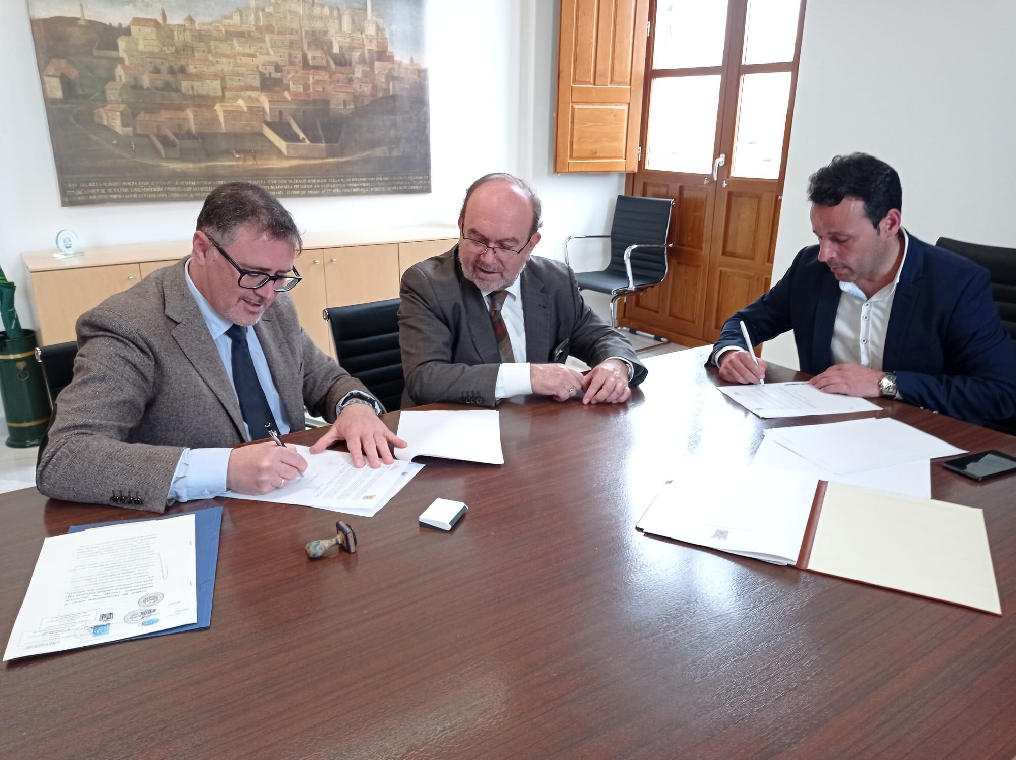 Firma del convenio entre Aqualia y el Ayuntamiento de Linares.