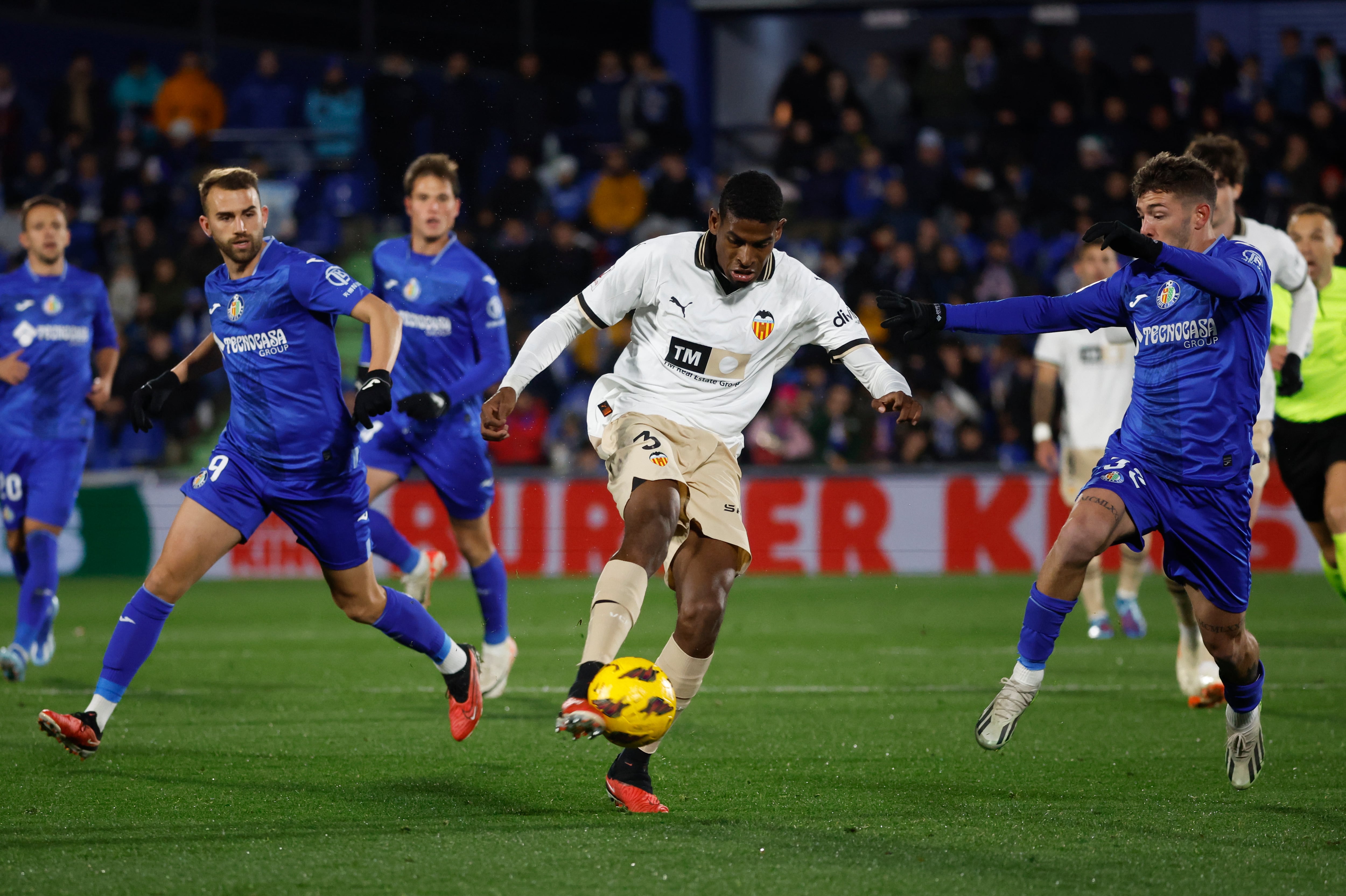 El centrocampista del Getafe Jorge Martín Camuñas disputa un balón ante el defensa Cristhian Mosquera del Valencia durante el encuentro correspondiente a la jornada 16 de primera división que disputan hoy viernes Getafe y Valencia en el Coliseum de Getafe (Madrid). EFE / Zipi Aragón.