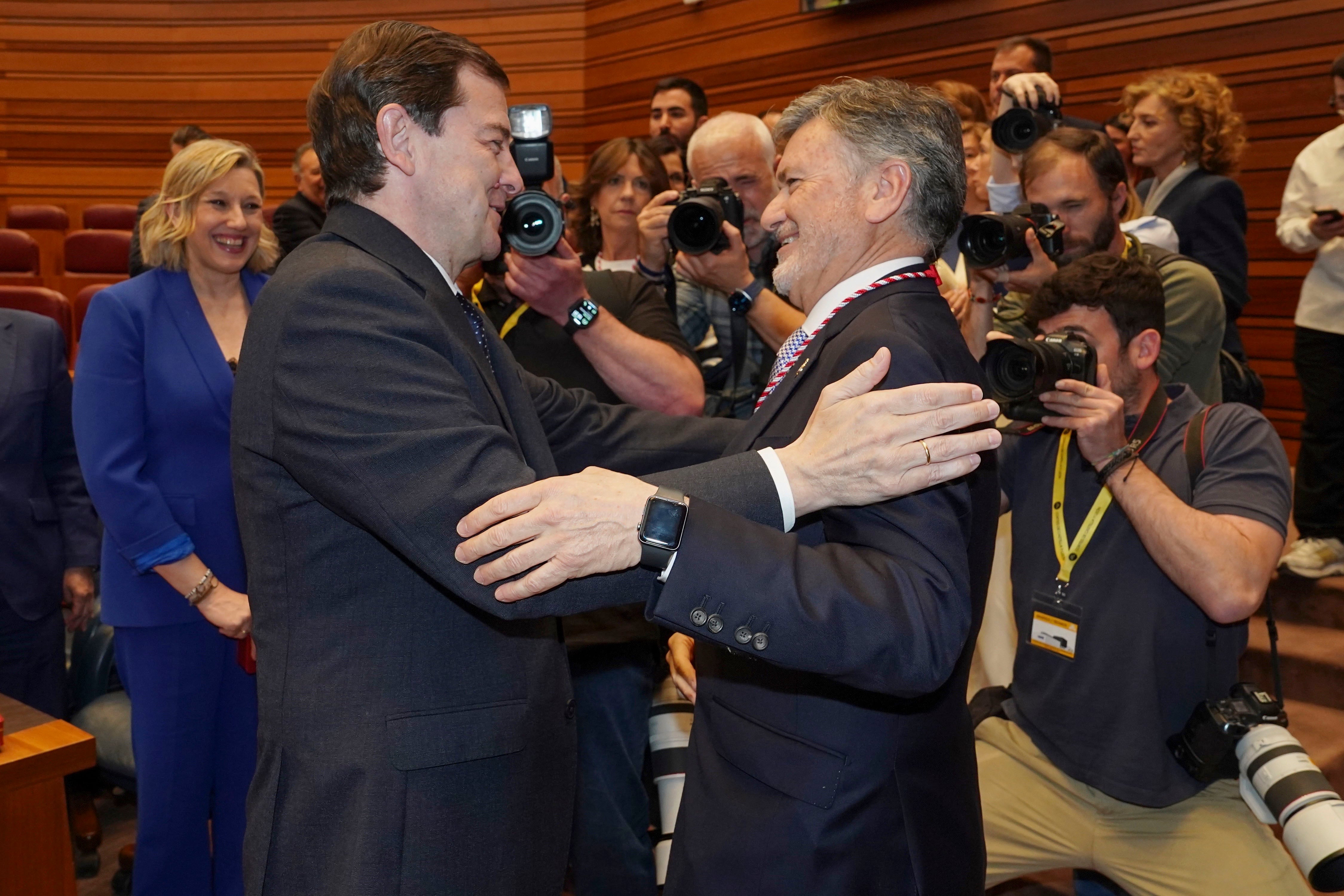 El nuevo presidente de las Cortes, Francisco Vázquez, es felicitado por el presidente en funciones de la Junta de Castilla y León, Alfonso Fernández Mañueco