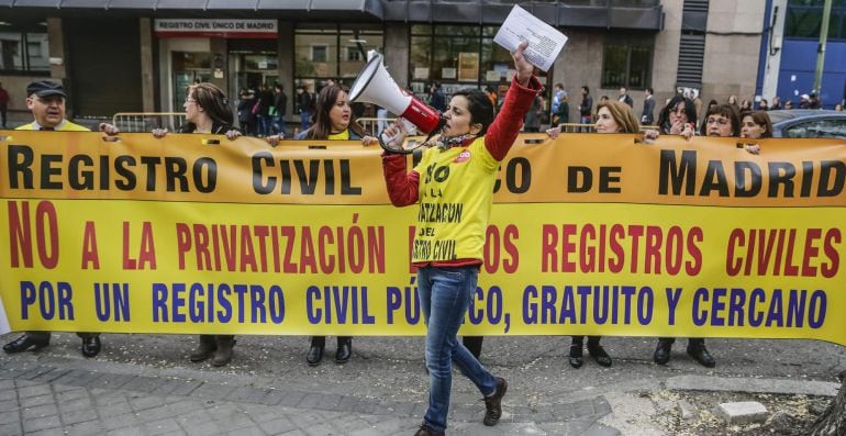 Trabajadores del Registro Civil se concentraron el sabado en contra de &quot;la privatización&quot; de este organismo ante el Registro Civil de la calle Pradillo en Madrid