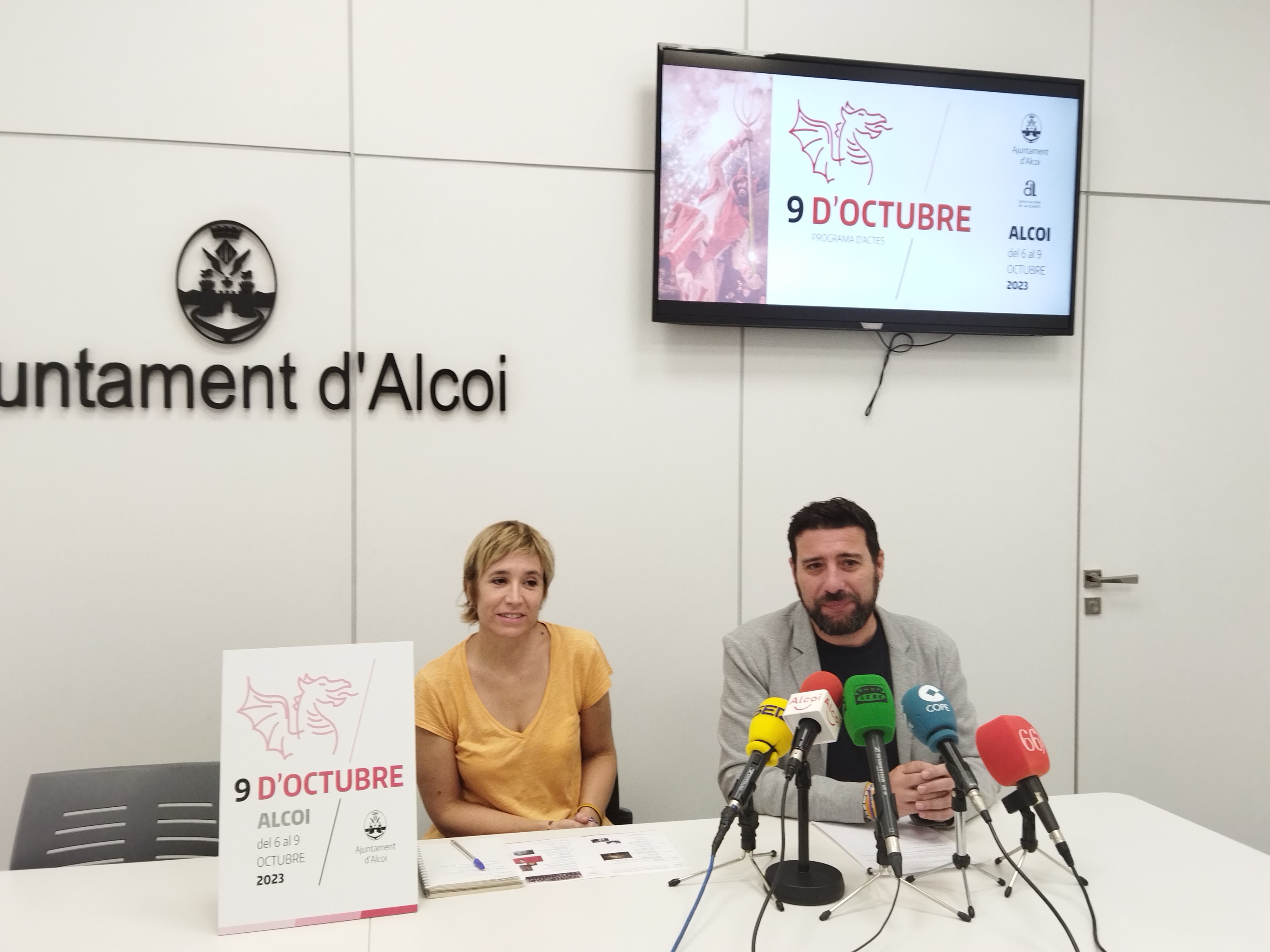 Elisa Guillem, edil de Cultura, y Àlex Cerradelo, vicealcalde y edil de Consumo, presentando la programación del 9 d&#039;Octubre de Alcoy.