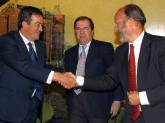 Firma del convenio entre Francisco Alvarez Cascos, Juan Vicente Herrera y Javier León de la Riva. 6-11-2002 (Agencia Ical)