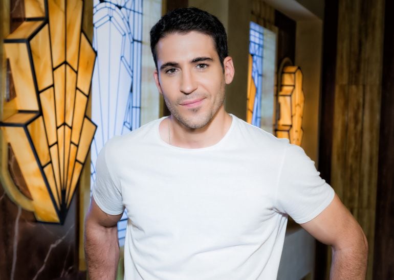 Miguel Ángel Silvestre posa en los decorados de la serie &#039;Velvet&#039;