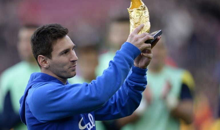 Leo Messi, con una de sus botas de oro.