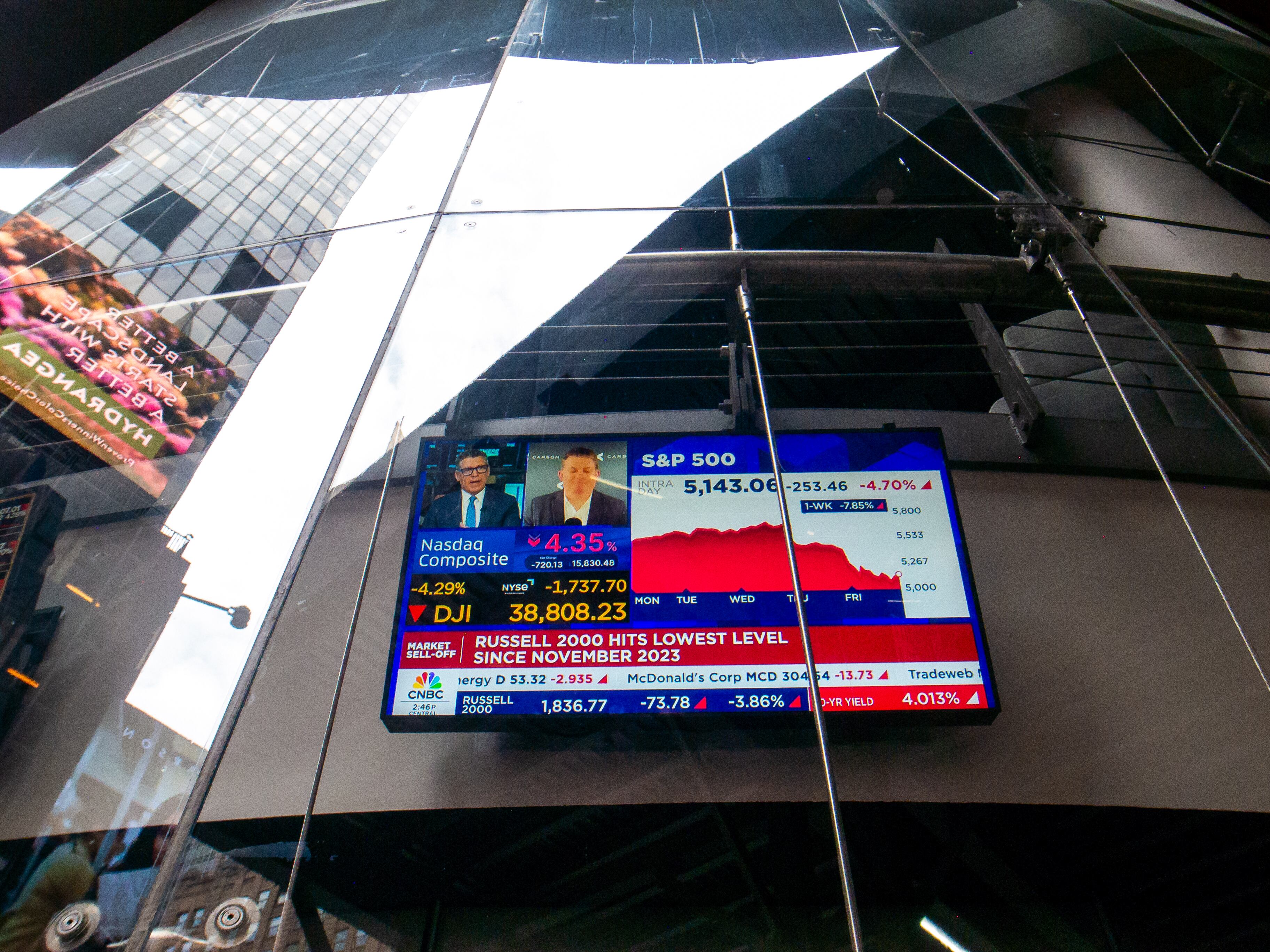 Las televisiones a las afueras de la oficina central de Nasdaq, en Nueva York, el pasado 4 de abril de 2025.