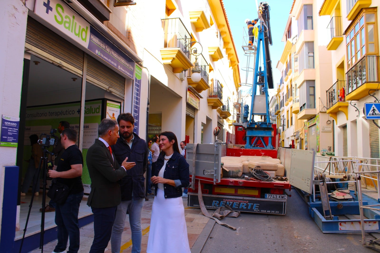 Fulgencio Gil, alcalde de Lorca junto a Antonio David Sánchez, edil de Talento y María Hernández, edil de Urbanismo supervisando el inicio de la construcción de nuevas viviendas